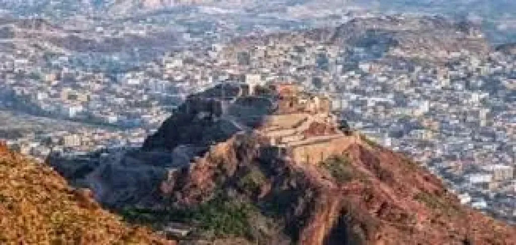 نيابة غرب تعز تحبس مواطن بعد مطالبه العلنية بكشف ملابسات مقتل شقيقه داخل سجن عسكري